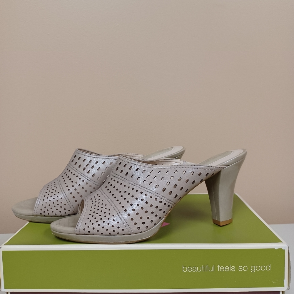 Naturalizer Byers dress sandal in box